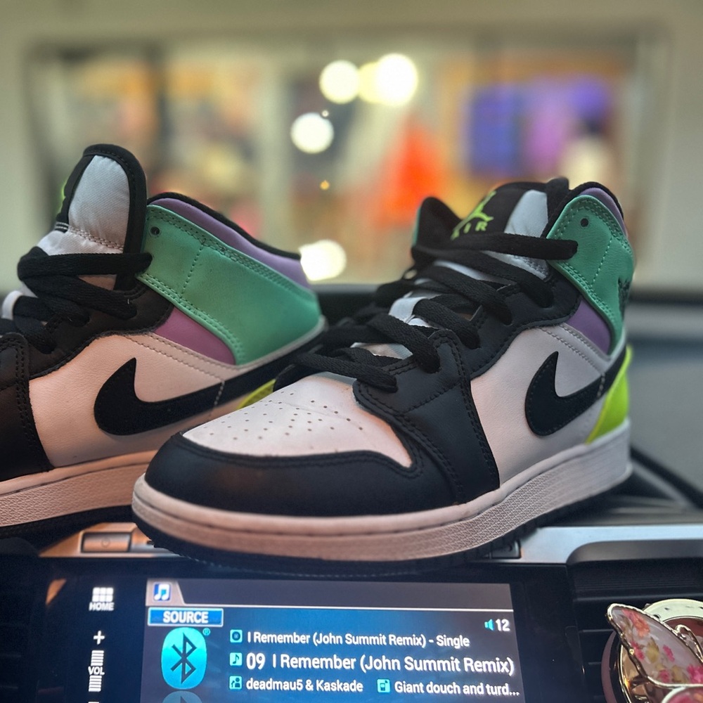 Nike Air Jordan’s youth 6.5 women’s 8